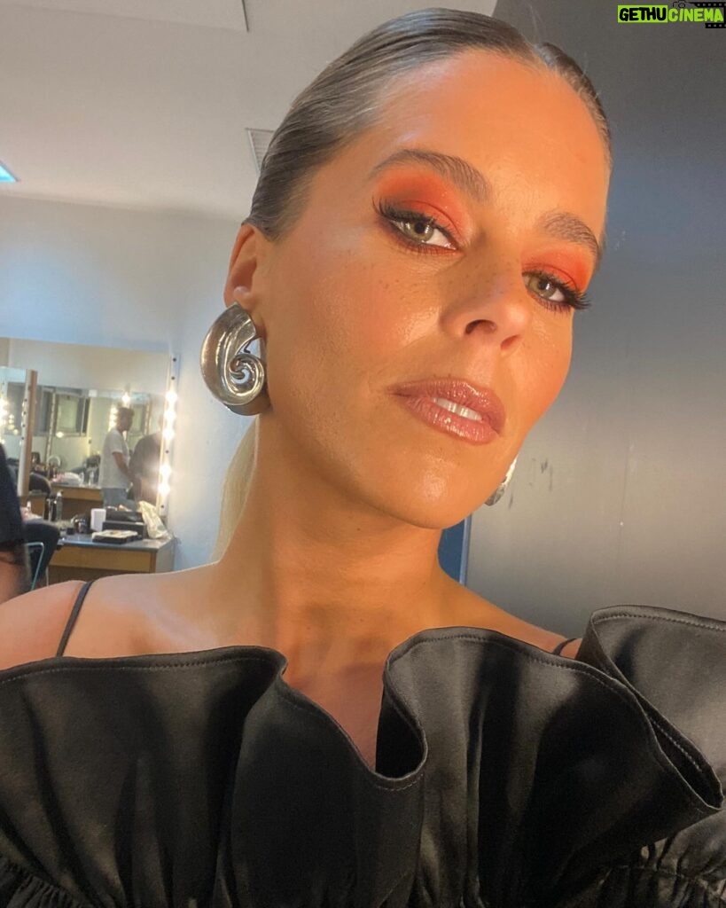 Inês Aires Pereira Instagram - Mais uma gala de @gottalentpt e eu estava bem montada! Makeup @nizaloureiroo_make_up Cabelo @davidxavier.hairpro Vestido LINDO @luiscarvalhoofficial Styling @gabrielapinheirostyling