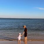 Inês Gutierrez Instagram - A leveza que sinto na vida que escolhi é sinónimo de liberdade ☀️ Viver em tempos em que me é possível chefiar e gerir a minha própria empresa, namorar, fazer viagens com e sem filha, e ser, ao mesmo tempo, a melhor mãe que ela podia ter. Sabemos que ainda há muito por fazer, mas hoje é dia de celebrar os 50 anos após uma revolução. E foi nessa mudança que se marcou um novo rumo e, por enquanto, o caminho somos nós que o fazemos. Usufruir daquilo que já conquistámos, reflectirmos sobre aquilo que ainda podemos fazer e lutar pelo que queremos alcançar. Uma coisa é certa: a minha filha trouxe-me mais liberdade!🌹 #25deabril #liberdade #livre #portugal #regresso