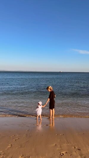 Inês Gutierrez Instagram - A leveza que sinto na vida que escolhi é sinónimo de liberdade ☀️ Viver em tempos em que me é possível chefiar e gerir a minha própria empresa, namorar, fazer viagens com e sem filha, e ser, ao mesmo tempo, a melhor mãe que ela podia ter. Sabemos que ainda há muito por fazer, mas hoje é dia de celebrar os 50 anos após uma revolução. E foi nessa mudança que se marcou um novo rumo e, por enquanto, o caminho somos nós que o fazemos. Usufruir daquilo que já conquistámos, reflectirmos sobre aquilo que ainda podemos fazer e lutar pelo que queremos alcançar. Uma coisa é certa: a minha filha trouxe-me mais liberdade!🌹

#25deabril #liberdade #livre #portugal #regresso