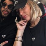 Inês Gutierrez Instagram - Istambul Dump (claro que a última é a minha favorita e não fui eu que tirei 🥹💓) dicas: • se tiverem pouco tempo, sugiro pedirem um guia no hotel para conseguirem ir logo aos sítios principais e perceberem o riqueza histórica e cultural da cidade • peçam ao guia para no final da tour fazerem o passeio de barco (são cerca de €5/ pessoa) e conseguem ficar com uma ideia clara do que é a zona europeia e a zona asiática, as zonas antigas e as zonas modernas… e conseguem ter outro ponto de vista da cidade (apanhámos o barco em Fatih) • recomendo muito o nosso World House Boutique Hotel: quartos pequenos, mas muito confortáveis; staf incrível e disponível; muito bem localizado (numa das zonas mais giras, para mim!); e com um café muito cool logo à entrada • conhecer (nem que seja por fora): Sultan Ahmet Camii (mesquita azul); Sultan Ahmet Park; Santa Sofia; Gülhane Parkı; Grande Bazar ou Spice Bazar (a um dos dois têm que ir); Mesquita Süleymaniye; Ponte de Gálata; Taksim Square; Fatih Mosque • subirem até ao Seven Hills Restaurant - que é mega turístico - mas que tem uma vista brutal para a Mesquita Azul e para a Santa Sofia. É só entrarem no restaurante e apanharem o elevador até ao último andar! • perderem-se pelas ruas cheias de cheiros, aromas e vida…entrarem em lojas vintage, lojas de segunda mão, lojas de neons com imensa pinta.. há um lado muito criativo e característico de Istambul que adorei. • se gostarem de tapetes com qualidade estão no sítio certo (mas prepararem-se para negociar preços altíssimos! Não comprámos, mas a experiência foi gira) • tivemos pouco tempo para explorar a zona asiática porque só estivemos 2 dias na cidade, mas também tem coisas muito interessantes • visitar o bairro Bener and Balat, todo colorido e super pitoresco (não conseguimos ir e tivemos mesmo pena!!) • se vos apetecer um brunch: Dükkan Galata • para um jantar mais acessível, com uma vista linda de noite (está no meu dump) e comida muito saborosa e típica recomendo o Rakofoli Karaköy // para um restaurante mais gourmet recomendo o menu de degustação do Chef vão ao Aheste (€80/ pessoa; é considerado um dos melhores restaurantes da zona moderna) #turquia #istanbul