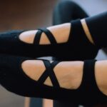 Inês Gutierrez Instagram - Nunca digam nunca a uma modalidade de desporto…🫢 Eu sofria do preconceito de que o pilates era para pessoas mais velhas, pessoas muito calmas e serenas e que servia apenas para alongar. E, mesmo depois de ter muitos médicos (das mais diversas especialidades), a dizerem-me que eu - por vários motivos - deveria fazer pilates (tal como yoga), nunca quis ceder. Acho que até criei uma certa aversão durante algum tempo… “eu tenho demasiada energia para isso!”. Engraçado como hoje estou totalmente rendida a pilates (refiro-me a este tipo com máquinas e personalizado - que é o que faço na @mypilates.pt). Acho que são talvez esse tipo de pessoas que descrevi que mais precisam deste tipo de exercício físico. Além de que - sim… ganhei 2 centímetros de altura provavelmente 😂 (ou é essa a sensação pelo menos!) - trabalha concentração, controlo, fluidez, precisão e fortalecimento dos músculos. Quando estou algum tempo sem ir, noto logo diferença na minha postura e, essencialmente, na minha barriga e nos meus braços. Parecem exercícios tão simples, mas para serem bem feitos, são um desafio. A melhor parte: perceber a evolução de semana para semana. Se nunca experimentaram, experimentem, nem que seja uma vez (e falo para os homens também!!) e sabem o que vão dizer? “Ah, nunca pensei que fosse tão difícil!!”… TENHO A CERTEZA!😎 #pilates #mudanças #alongar #fortalecer #concentrar #focar #fluir #crescer