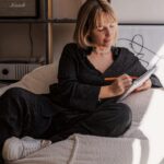 Inês Gutierrez Instagram - Tenho normalizado (acho que posso dizer “temos”) o stress e a ansiedade na loucura dos dias de hoje… muitas preocupações, muita coisa para fazer ao mesmo tempo, os dias tornam-se curtos e continuo a ter apenas duas mãos e dois pés. Procura-se a fórmula perfeita para se ser uma excelente profissional excelente mãe excelente filha excelente namorada excelente auto-cuidadora excelente amiga… mas a verdade é que não existe, nem nunca vai existir. O importante é reconhecer isso e encontrar estratégias para recuperar a calma e serenidade, e o medicamento natural Sedatif PC tem sido um bom aliado ! : ) @boironportugal #pub