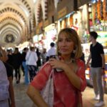 Inês Gutierrez Instagram - Istambul Dump (claro que a última é a minha favorita e não fui eu que tirei 🥹💓) dicas: • se tiverem pouco tempo, sugiro pedirem um guia no hotel para conseguirem ir logo aos sítios principais e perceberem o riqueza histórica e cultural da cidade • peçam ao guia para no final da tour fazerem o passeio de barco (são cerca de €5/ pessoa) e conseguem ficar com uma ideia clara do que é a zona europeia e a zona asiática, as zonas antigas e as zonas modernas… e conseguem ter outro ponto de vista da cidade (apanhámos o barco em Fatih) • recomendo muito o nosso World House Boutique Hotel: quartos pequenos, mas muito confortáveis; staf incrível e disponível; muito bem localizado (numa das zonas mais giras, para mim!); e com um café muito cool logo à entrada • conhecer (nem que seja por fora): Sultan Ahmet Camii (mesquita azul); Sultan Ahmet Park; Santa Sofia; Gülhane Parkı; Grande Bazar ou Spice Bazar (a um dos dois têm que ir); Mesquita Süleymaniye; Ponte de Gálata; Taksim Square; Fatih Mosque • subirem até ao Seven Hills Restaurant - que é mega turístico - mas que tem uma vista brutal para a Mesquita Azul e para a Santa Sofia. É só entrarem no restaurante e apanharem o elevador até ao último andar! • perderem-se pelas ruas cheias de cheiros, aromas e vida…entrarem em lojas vintage, lojas de segunda mão, lojas de neons com imensa pinta.. há um lado muito criativo e característico de Istambul que adorei. • se gostarem de tapetes com qualidade estão no sítio certo (mas prepararem-se para negociar preços altíssimos! Não comprámos, mas a experiência foi gira) • tivemos pouco tempo para explorar a zona asiática porque só estivemos 2 dias na cidade, mas também tem coisas muito interessantes • visitar o bairro Bener and Balat, todo colorido e super pitoresco (não conseguimos ir e tivemos mesmo pena!!) • se vos apetecer um brunch: Dükkan Galata • para um jantar mais acessível, com uma vista linda de noite (está no meu dump) e comida muito saborosa e típica recomendo o Rakofoli Karaköy // para um restaurante mais gourmet recomendo o menu de degustação do Chef vão ao Aheste (€80/ pessoa; é considerado um dos melhores restaurantes da zona moderna) #turquia #istanbul
