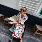 Inês Gutierrez Instagram - Istambul Dump (claro que a última é a minha favorita e não fui eu que tirei 🥹💓) dicas: • se tiverem pouco tempo, sugiro pedirem um guia no hotel para conseguirem ir logo aos sítios principais e perceberem o riqueza histórica e cultural da cidade • peçam ao guia para no final da tour fazerem o passeio de barco (são cerca de €5/ pessoa) e conseguem ficar com uma ideia clara do que é a zona europeia e a zona asiática, as zonas antigas e as zonas modernas… e conseguem ter outro ponto de vista da cidade (apanhámos o barco em Fatih) • recomendo muito o nosso World House Boutique Hotel: quartos pequenos, mas muito confortáveis; staf incrível e disponível; muito bem localizado (numa das zonas mais giras, para mim!); e com um café muito cool logo à entrada • conhecer (nem que seja por fora): Sultan Ahmet Camii (mesquita azul); Sultan Ahmet Park; Santa Sofia; Gülhane Parkı; Grande Bazar ou Spice Bazar (a um dos dois têm que ir); Mesquita Süleymaniye; Ponte de Gálata; Taksim Square; Fatih Mosque • subirem até ao Seven Hills Restaurant - que é mega turístico - mas que tem uma vista brutal para a Mesquita Azul e para a Santa Sofia. É só entrarem no restaurante e apanharem o elevador até ao último andar! • perderem-se pelas ruas cheias de cheiros, aromas e vida…entrarem em lojas vintage, lojas de segunda mão, lojas de neons com imensa pinta.. há um lado muito criativo e característico de Istambul que adorei. • se gostarem de tapetes com qualidade estão no sítio certo (mas prepararem-se para negociar preços altíssimos! Não comprámos, mas a experiência foi gira) • tivemos pouco tempo para explorar a zona asiática porque só estivemos 2 dias na cidade, mas também tem coisas muito interessantes • visitar o bairro Bener and Balat, todo colorido e super pitoresco (não conseguimos ir e tivemos mesmo pena!!) • se vos apetecer um brunch: Dükkan Galata • para um jantar mais acessível, com uma vista linda de noite (está no meu dump) e comida muito saborosa e típica recomendo o Rakofoli Karaköy // para um restaurante mais gourmet recomendo o menu de degustação do Chef vão ao Aheste (€80/ pessoa; é considerado um dos melhores restaurantes da zona moderna) #turquia #istanbul