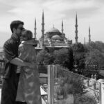 Inês Gutierrez Instagram - Istambul Dump (claro que a última é a minha favorita e não fui eu que tirei 🥹💓) dicas: • se tiverem pouco tempo, sugiro pedirem um guia no hotel para conseguirem ir logo aos sítios principais e perceberem o riqueza histórica e cultural da cidade • peçam ao guia para no final da tour fazerem o passeio de barco (são cerca de €5/ pessoa) e conseguem ficar com uma ideia clara do que é a zona europeia e a zona asiática, as zonas antigas e as zonas modernas… e conseguem ter outro ponto de vista da cidade (apanhámos o barco em Fatih) • recomendo muito o nosso World House Boutique Hotel: quartos pequenos, mas muito confortáveis; staf incrível e disponível; muito bem localizado (numa das zonas mais giras, para mim!); e com um café muito cool logo à entrada • conhecer (nem que seja por fora): Sultan Ahmet Camii (mesquita azul); Sultan Ahmet Park; Santa Sofia; Gülhane Parkı; Grande Bazar ou Spice Bazar (a um dos dois têm que ir); Mesquita Süleymaniye; Ponte de Gálata; Taksim Square; Fatih Mosque • subirem até ao Seven Hills Restaurant - que é mega turístico - mas que tem uma vista brutal para a Mesquita Azul e para a Santa Sofia. É só entrarem no restaurante e apanharem o elevador até ao último andar! • perderem-se pelas ruas cheias de cheiros, aromas e vida…entrarem em lojas vintage, lojas de segunda mão, lojas de neons com imensa pinta.. há um lado muito criativo e característico de Istambul que adorei. • se gostarem de tapetes com qualidade estão no sítio certo (mas prepararem-se para negociar preços altíssimos! Não comprámos, mas a experiência foi gira) • tivemos pouco tempo para explorar a zona asiática porque só estivemos 2 dias na cidade, mas também tem coisas muito interessantes • visitar o bairro Bener and Balat, todo colorido e super pitoresco (não conseguimos ir e tivemos mesmo pena!!) • se vos apetecer um brunch: Dükkan Galata • para um jantar mais acessível, com uma vista linda de noite (está no meu dump) e comida muito saborosa e típica recomendo o Rakofoli Karaköy // para um restaurante mais gourmet recomendo o menu de degustação do Chef vão ao Aheste (€80/ pessoa; é considerado um dos melhores restaurantes da zona moderna) #turquia #istanbul