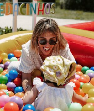 Inês Gutierrez Instagram - Se há coisa que me faz bem à cabeça é ser criança com a minha filha.❤️ Nestas coisas ela é, sem dúvida, a minha melhor companhia, o meu melhor público e a minha gargalhada favorita. E aprendemos tanto, a brincar, juntas 🥹 Passámos um bonito dia da criança mas, para mim, será sempre bebé.🥲
•
#diadacriança #parasemprebebé #sercrianca #serfeliz #brincar #foreverbaby