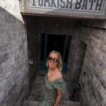 Inês Gutierrez Instagram - Aquilo que tinha ainda para vos mostrar desta viagem à Turquia. Bate-me sempre uma saudade do que vivi passado uns dias de regresso… 1 - Antes de saber que me iam dar um banho, no sentido literal da palavra. Sou fã de massagens, mas os hammams ainda não conhecia. Um banho turco, uma experiência única, ligeiramente constrangedora e diferente de tudo aquilo que já tinha feito. 2 - Pequeno-almoço no hotel incrível onde ficámos na Capadócia, no @lunarcappadociahotel, com o casaco novo que comprei numa loja vintage de rua em Istambul 3 - A felicidade, a tranquilidade e a beleza de uma passeio de balão na Capadócia 4 - Algures numa gelataria, onde entrei só para escrever o nome da minha filha e onde nem um gelado comi 😂 chamam-se saudades 5 - O terraço do @lunarcappadociahotel que nos preparou um shooting breakfast (era suposto haver balões atrás de nós mas nesse dia o voo tinha sido cancelado haha) 6 - Tinha que regressar a Istambul para ir ao famoso bairro Fener and Balat, pelo qual me apaixonei 7 - Porque há rotinas matinais que se mantêm em qualquer sítio do mundo 8 - Quando, a caminho de Şanliurfa, o Driver nos quis levar a um atelier local de cerâmica e tive só dos momentos mais cómicos da minha viagem 9 - Como voltei a Istambul, voltei ao hotel onde já tínhamos estado que é mesmo o meu género, e onde fomos mesmo bem recebidos. @whboutiquehotel, que equipa maravilhosa! 10 - Fener and Balat e aquele sorriso agridoce de quem está no último dia / horas desta viagem.