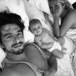 Inês Gutierrez Instagram - Sei que não estás a contabilizar mas, como mãe, eu não me esqueço. Não me esqueço da força que fizeste, ao meu lado, para a tua filha nascer. Não me esqueço das noitadas e das tantas horas que tiveste acordado quanto eu. Não me esqueço das vezes que vinhas a correr das gravações e que me dizias ao telefone “pffv, não dês o banho, quero mesmo ser eu a dar”. Não me esqueço de todas as vezes que me dizias “eu sei que é o teu dia de a ires buscar à escola, mas também estou a ir”. Não me esqueço de todas as vezes que olhavas atentamente para mim e para ela, tentando aprender, como se tivesses alguma coisa a aprender com as nossas brincadeiras. Não me esqueço de todos os teus receios (x 10000) que, por vezes, tanto me irritam 🤭 mas que só espelham preocupação, presença e amor. Não me esqueço da primeira vez que a levaste à natação todo orgulhoso. Não me esqueço que foste o primeiro a ficar com ela sozinho em casa porque eu tinha mais medo do que tu. Não me esqueço que encontraste uma relação diferente de pai-filha quando eu fui para o Sri Lanka. Não me esqueço de todas as vezes que ficas bloqueado a olhar para o intercomunicador no meio de um jantar de família porque só queres garantir que a tua filha está a dormir sossegada no meio da confusão. Não me esqueço de todas as vezes que te esforças tanto para não lhe limpares a boca 5 vezes em vez de 10. Não me esqueço de todas as fotografias que recebo vossas a passearem de bicicleta no paredão ou a andarem nos baloiços no parque. Não me esqueço de todas as vezes que ficavas triste porque ela só queria a “mamã”, mas mesmo assim ficavas sempre ali ao lado, sem que isso nunca te afastasse. Não me esqueço de todas as vezes que a encheste de beijos e mimo. Não me esqueço do pai que foste e que tens sido. O futuro não o conheço. Mas de tudo isto… Nunca me vou esquecer. Para mim, este tem sido o teu papel mais bonito. O pai que qualquer um gostaria de ter.❤️ #diadopai