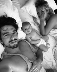 Inês Gutierrez Instagram - Sei que não estás a contabilizar mas, como mãe, eu não me esqueço. Não me esqueço da força que fizeste, ao meu lado, para a tua filha nascer. Não me esqueço das noitadas e das tantas horas que tiveste acordado quanto eu. Não me esqueço das vezes que vinhas a correr das gravações e que me dizias ao telefone “pffv, não dês o banho, quero mesmo ser eu a dar”. Não me esqueço de todas as vezes que me dizias “eu sei que é o teu dia de a ires buscar à escola, mas também estou a ir”. Não me esqueço de todas as vezes que olhavas atentamente para mim e para ela, tentando aprender, como se tivesses alguma coisa a aprender com as nossas brincadeiras. Não me esqueço de todos os teus receios (x 10000) que, por vezes, tanto me irritam 🤭 mas que só espelham preocupação, presença e amor. Não me esqueço da primeira vez que a levaste à natação todo orgulhoso. Não me esqueço que foste o primeiro a ficar com ela sozinho em casa porque eu tinha mais medo do que tu. Não me esqueço que encontraste uma relação diferente de pai-filha quando eu fui para o Sri Lanka. Não me esqueço de todas as vezes que ficas bloqueado a olhar para o intercomunicador no meio de um jantar de família porque só queres garantir que a tua filha está a dormir sossegada no meio da confusão. Não me esqueço de todas as vezes que te esforças tanto para não lhe limpares a boca 5 vezes em vez de 10. Não me esqueço de todas as fotografias que recebo vossas a passearem de bicicleta no paredão ou a andarem nos baloiços no parque. Não me esqueço de todas as vezes que ficavas triste porque ela só queria a “mamã”, mas mesmo assim ficavas sempre ali ao lado, sem que isso nunca te afastasse. Não me esqueço de todas as vezes que a encheste de beijos e mimo. Não me esqueço do pai que foste e que tens sido. O futuro não o conheço. Mas de tudo isto… Nunca me vou esquecer. Para mim, este tem sido o teu papel mais bonito. O pai que qualquer um gostaria de ter.❤️ #diadopai