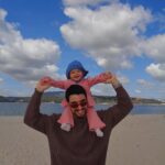 Inês Gutierrez Instagram - Sei que não estás a contabilizar mas, como mãe, eu não me esqueço. Não me esqueço da força que fizeste, ao meu lado, para a tua filha nascer. Não me esqueço das noitadas e das tantas horas que tiveste acordado quanto eu. Não me esqueço das vezes que vinhas a correr das gravações e que me dizias ao telefone “pffv, não dês o banho, quero mesmo ser eu a dar”. Não me esqueço de todas as vezes que me dizias “eu sei que é o teu dia de a ires buscar à escola, mas também estou a ir”. Não me esqueço de todas as vezes que olhavas atentamente para mim e para ela, tentando aprender, como se tivesses alguma coisa a aprender com as nossas brincadeiras. Não me esqueço de todos os teus receios (x 10000) que, por vezes, tanto me irritam 🤭 mas que só espelham preocupação, presença e amor. Não me esqueço da primeira vez que a levaste à natação todo orgulhoso. Não me esqueço que foste o primeiro a ficar com ela sozinho em casa porque eu tinha mais medo do que tu. Não me esqueço que encontraste uma relação diferente de pai-filha quando eu fui para o Sri Lanka. Não me esqueço de todas as vezes que ficas bloqueado a olhar para o intercomunicador no meio de um jantar de família porque só queres garantir que a tua filha está a dormir sossegada no meio da confusão. Não me esqueço de todas as vezes que te esforças tanto para não lhe limpares a boca 5 vezes em vez de 10. Não me esqueço de todas as fotografias que recebo vossas a passearem de bicicleta no paredão ou a andarem nos baloiços no parque. Não me esqueço de todas as vezes que ficavas triste porque ela só queria a “mamã”, mas mesmo assim ficavas sempre ali ao lado, sem que isso nunca te afastasse. Não me esqueço de todas as vezes que a encheste de beijos e mimo. Não me esqueço do pai que foste e que tens sido. O futuro não o conheço. Mas de tudo isto… Nunca me vou esquecer. Para mim, este tem sido o teu papel mais bonito. O pai que qualquer um gostaria de ter.❤️ #diadopai