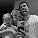 Inês Gutierrez Instagram - Sei que não estás a contabilizar mas, como mãe, eu não me esqueço. Não me esqueço da força que fizeste, ao meu lado, para a tua filha nascer. Não me esqueço das noitadas e das tantas horas que tiveste acordado quanto eu. Não me esqueço das vezes que vinhas a correr das gravações e que me dizias ao telefone “pffv, não dês o banho, quero mesmo ser eu a dar”. Não me esqueço de todas as vezes que me dizias “eu sei que é o teu dia de a ires buscar à escola, mas também estou a ir”. Não me esqueço de todas as vezes que olhavas atentamente para mim e para ela, tentando aprender, como se tivesses alguma coisa a aprender com as nossas brincadeiras. Não me esqueço de todos os teus receios (x 10000) que, por vezes, tanto me irritam 🤭 mas que só espelham preocupação, presença e amor. Não me esqueço da primeira vez que a levaste à natação todo orgulhoso. Não me esqueço que foste o primeiro a ficar com ela sozinho em casa porque eu tinha mais medo do que tu. Não me esqueço que encontraste uma relação diferente de pai-filha quando eu fui para o Sri Lanka. Não me esqueço de todas as vezes que ficas bloqueado a olhar para o intercomunicador no meio de um jantar de família porque só queres garantir que a tua filha está a dormir sossegada no meio da confusão. Não me esqueço de todas as vezes que te esforças tanto para não lhe limpares a boca 5 vezes em vez de 10. Não me esqueço de todas as fotografias que recebo vossas a passearem de bicicleta no paredão ou a andarem nos baloiços no parque. Não me esqueço de todas as vezes que ficavas triste porque ela só queria a “mamã”, mas mesmo assim ficavas sempre ali ao lado, sem que isso nunca te afastasse. Não me esqueço de todas as vezes que a encheste de beijos e mimo. Não me esqueço do pai que foste e que tens sido. O futuro não o conheço. Mas de tudo isto… Nunca me vou esquecer. Para mim, este tem sido o teu papel mais bonito. O pai que qualquer um gostaria de ter.❤️ #diadopai