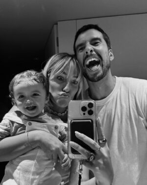 Inês Gutierrez Instagram - Sei que não estás a contabilizar mas, como mãe, eu não me esqueço. Não me esqueço da força que fizeste, ao meu lado, para a tua filha nascer. Não me esqueço das noitadas e das tantas horas que tiveste acordado quanto eu. Não me esqueço das vezes que vinhas a correr das gravações e que me dizias ao telefone “pffv, não dês o banho, quero mesmo ser eu a dar”. Não me esqueço de todas as vezes que me dizias “eu sei que é o teu dia de a ires buscar à escola, mas também estou a ir”. Não me esqueço de todas as vezes que olhavas atentamente para mim e para ela, tentando aprender, como se tivesses alguma coisa a aprender com as nossas brincadeiras. Não me esqueço de todos os teus receios (x 10000) que, por vezes, tanto me irritam 🤭 mas que só espelham preocupação, presença e amor. Não me esqueço da primeira vez que a levaste à natação todo orgulhoso. Não me esqueço que foste o primeiro a ficar com ela sozinho em casa porque eu tinha mais medo do que tu. Não me esqueço que encontraste uma relação diferente de pai-filha quando eu fui para o Sri Lanka. Não me esqueço de todas as vezes que ficas bloqueado a olhar para o intercomunicador no meio de um jantar de família porque só queres garantir que a tua filha está a dormir sossegada no meio da confusão. Não me esqueço de todas as vezes que te esforças tanto para não lhe limpares a boca 5 vezes em vez de 10. Não me esqueço de todas as fotografias que recebo vossas a passearem de bicicleta no paredão ou a andarem nos baloiços no parque. Não me esqueço de todas as vezes que ficavas triste porque ela só queria a “mamã”, mas mesmo assim ficavas sempre ali ao lado, sem que isso nunca te afastasse. Não me esqueço de todas as vezes que a encheste de beijos e mimo. Não me esqueço do pai que foste e que tens sido. O futuro não o conheço. Mas de tudo isto… Nunca me vou esquecer. Para mim, este tem sido o teu papel mais bonito. O pai que qualquer um gostaria de ter.❤️ #diadopai