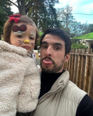 Inês Gutierrez Instagram - Sei que não estás a contabilizar mas, como mãe, eu não me esqueço. Não me esqueço da força que fizeste, ao meu lado, para a tua filha nascer. Não me esqueço das noitadas e das tantas horas que tiveste acordado quanto eu. Não me esqueço das vezes que vinhas a correr das gravações e que me dizias ao telefone “pffv, não dês o banho, quero mesmo ser eu a dar”. Não me esqueço de todas as vezes que me dizias “eu sei que é o teu dia de a ires buscar à escola, mas também estou a ir”. Não me esqueço de todas as vezes que olhavas atentamente para mim e para ela, tentando aprender, como se tivesses alguma coisa a aprender com as nossas brincadeiras. Não me esqueço de todos os teus receios (x 10000) que, por vezes, tanto me irritam 🤭 mas que só espelham preocupação, presença e amor. Não me esqueço da primeira vez que a levaste à natação todo orgulhoso. Não me esqueço que foste o primeiro a ficar com ela sozinho em casa porque eu tinha mais medo do que tu. Não me esqueço que encontraste uma relação diferente de pai-filha quando eu fui para o Sri Lanka. Não me esqueço de todas as vezes que ficas bloqueado a olhar para o intercomunicador no meio de um jantar de família porque só queres garantir que a tua filha está a dormir sossegada no meio da confusão. Não me esqueço de todas as vezes que te esforças tanto para não lhe limpares a boca 5 vezes em vez de 10. Não me esqueço de todas as fotografias que recebo vossas a passearem de bicicleta no paredão ou a andarem nos baloiços no parque. Não me esqueço de todas as vezes que ficavas triste porque ela só queria a “mamã”, mas mesmo assim ficavas sempre ali ao lado, sem que isso nunca te afastasse. Não me esqueço de todas as vezes que a encheste de beijos e mimo. Não me esqueço do pai que foste e que tens sido. O futuro não o conheço. Mas de tudo isto… Nunca me vou esquecer. Para mim, este tem sido o teu papel mais bonito. O pai que qualquer um gostaria de ter.❤️ #diadopai