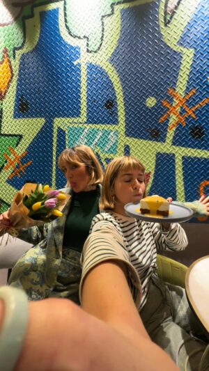 Inês Gutierrez Instagram - “Queres passar o dia do meu aniversário comigo?” 🥹🥲 Acho que é das perguntas mais bonitas que me fizeram nos últimos tempos. Quando o tempo tem que parar no meio do caos porque tu fazes anos. Hoje há um céu especialmente mais brilhante, tu sabes 🌟 Parabéns @marianattrindade … que essa alegria te venha sempre do coração!❤️‍🔥
