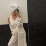 Inês Gutierrez Instagram - Não sou especialista em desporto, muito menos em treinos de pernas. Este treino foi-me passado por uma PT do meu ginásio, consoante os meus objectivos e a minha condição física. Posso dizer-vos que, antes de ser mãe, os pesos que fazia nas mesmas máquinas eram provavelmente o dobro, a frequência e a assiduidade também eram outras, mas o meu objectivo com este reels não é ensinar-vos a treinar. É simplesmente o de partilhar convosco a motivação que vou tentando arranjar (mesmo que refundida) e que, no meio da dificuldade que tenho em conciliar a minha vida profissional e familiar, e dos 1500 contratempos que têm surgido nos últimos tempos, vou encontrando (umas vez mais, outras vezes menos) estes 45 minutos. Para além de sentir, ao longo destes anos, que a musculação melhora muito a minha postura, as dores de costas, as dores de cabeça, que me deixa o corpo esteticamente mais bonito e saudável (e tantos outros benefícios a longo prazo,…, a verdade é que, no final de cada treino, a sensação é tão compensatória… apesar de estar sempre sem forças, sinto-me leve, LEVE! 🦋 Para mim, pode ser um treino destes no ginásio, mas, para vocês, pode ser um outro exercício físico qualquer. Com este vídeo, só queria tentar motivar-vos um bocadinho a encontrar essa leveza, seja com que modalidade for. Preciso de vos dizer que, durante anos, odiei musculação, odiei máquinas de ginásio, achava uma seca… hoje em dia, é das minhas coisas favoritas. Primeiro estranha-se, depois vicia-se. Acho que os resultados falam por si! Não sigam o meu treino, está adaptado à minha fase - até de alguém que esteve algum tempo em má forma e que está a tentar lutar contra isso - e falem com as pessoas certas para vos acompanharem. 😘 Só queria mesmo ver-vos a mexer esses 🍑 ! 😎