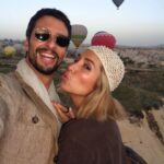 Inês Gutierrez Instagram - Aquilo que tinha ainda para vos mostrar desta viagem à Turquia. Bate-me sempre uma saudade do que vivi passado uns dias de regresso… 1 - Antes de saber que me iam dar um banho, no sentido literal da palavra. Sou fã de massagens, mas os hammams ainda não conhecia. Um banho turco, uma experiência única, ligeiramente constrangedora e diferente de tudo aquilo que já tinha feito. 2 - Pequeno-almoço no hotel incrível onde ficámos na Capadócia, no @lunarcappadociahotel, com o casaco novo que comprei numa loja vintage de rua em Istambul 3 - A felicidade, a tranquilidade e a beleza de uma passeio de balão na Capadócia 4 - Algures numa gelataria, onde entrei só para escrever o nome da minha filha e onde nem um gelado comi 😂 chamam-se saudades 5 - O terraço do @lunarcappadociahotel que nos preparou um shooting breakfast (era suposto haver balões atrás de nós mas nesse dia o voo tinha sido cancelado haha) 6 - Tinha que regressar a Istambul para ir ao famoso bairro Fener and Balat, pelo qual me apaixonei 7 - Porque há rotinas matinais que se mantêm em qualquer sítio do mundo 8 - Quando, a caminho de Şanliurfa, o Driver nos quis levar a um atelier local de cerâmica e tive só dos momentos mais cómicos da minha viagem 9 - Como voltei a Istambul, voltei ao hotel onde já tínhamos estado que é mesmo o meu género, e onde fomos mesmo bem recebidos. @whboutiquehotel, que equipa maravilhosa! 10 - Fener and Balat e aquele sorriso agridoce de quem está no último dia / horas desta viagem.