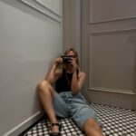 Inês Gutierrez Instagram - Quero ir mais vezes contigo para uma casa de banho tirar polaroids destas @joannacorreia_ ✌️ especialmente se o chão for aos quadradinhos, ok? … Amigas & Wc & Fotos: QUEM NUNCA? #girlsbeinggirls #polaroids