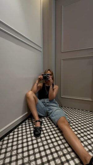 Inês Gutierrez Instagram - Quero ir mais vezes contigo para uma casa de banho tirar polaroids destas @joannacorreia_ ✌️ especialmente se o chão for aos quadradinhos, ok? … 
Amigas & Wc & Fotos: QUEM NUNCA? #girlsbeinggirls #polaroids