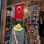 Inês Gutierrez Instagram - Aquilo que tinha ainda para vos mostrar desta viagem à Turquia. Bate-me sempre uma saudade do que vivi passado uns dias de regresso… 1 - Antes de saber que me iam dar um banho, no sentido literal da palavra. Sou fã de massagens, mas os hammams ainda não conhecia. Um banho turco, uma experiência única, ligeiramente constrangedora e diferente de tudo aquilo que já tinha feito. 2 - Pequeno-almoço no hotel incrível onde ficámos na Capadócia, no @lunarcappadociahotel, com o casaco novo que comprei numa loja vintage de rua em Istambul 3 - A felicidade, a tranquilidade e a beleza de uma passeio de balão na Capadócia 4 - Algures numa gelataria, onde entrei só para escrever o nome da minha filha e onde nem um gelado comi 😂 chamam-se saudades 5 - O terraço do @lunarcappadociahotel que nos preparou um shooting breakfast (era suposto haver balões atrás de nós mas nesse dia o voo tinha sido cancelado haha) 6 - Tinha que regressar a Istambul para ir ao famoso bairro Fener and Balat, pelo qual me apaixonei 7 - Porque há rotinas matinais que se mantêm em qualquer sítio do mundo 8 - Quando, a caminho de Şanliurfa, o Driver nos quis levar a um atelier local de cerâmica e tive só dos momentos mais cómicos da minha viagem 9 - Como voltei a Istambul, voltei ao hotel onde já tínhamos estado que é mesmo o meu género, e onde fomos mesmo bem recebidos. @whboutiquehotel, que equipa maravilhosa! 10 - Fener and Balat e aquele sorriso agridoce de quem está no último dia / horas desta viagem.
