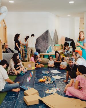 Inês Gutierrez Instagram - A minha bebé-feliz ☀️ O sorriso da minha filha nestas fotografias grita ALEGRIA! Íamos só juntar a família e os amigos mais próximos para soprar as velas porque estávamos no caos de mudanças e, de repente, eu digo “Oh João, e se organizássemos um atelier de pintura e todos levassem as suas t-shirts?”. E assim foi: de repente a @cabanaparque foi a nossa casa neste dia, com um workshop de pintura sensorial (e comestível) para todos os pais e filhos pela @jumpinbytiazana e a incrível decoração pensada ao detalhe e com toda a entrega e coração @duma_familyinspired 🥹 É que não conseguimos fazer de outra forma. Somos assim… INTENSOS! E esta festa foi pensada para a Malu, que tem dado cor aos nossos dias. 🎨 E que dia colorido foi este!
Obrigada @joannacorreia_ por estes registos que tornaram este post muito desafiante 😅😍 e obrigada @numinstante.mg por este bolo dos 2 anos mais bonitos das nossas vidas (estava delicioso!!).
Não há nada que me deixe mais feliz do que ver os outros felizes… e, quando se trata da minha filha, vale a dobrar. Estou tão orgulhosa da minha boneca, da minha família e de quem escolhe estar por perto.🍀

#bday #malu #2 #partners