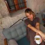 Inês Gutierrez Instagram - Aquilo que tinha ainda para vos mostrar desta viagem à Turquia. Bate-me sempre uma saudade do que vivi passado uns dias de regresso… 1 - Antes de saber que me iam dar um banho, no sentido literal da palavra. Sou fã de massagens, mas os hammams ainda não conhecia. Um banho turco, uma experiência única, ligeiramente constrangedora e diferente de tudo aquilo que já tinha feito. 2 - Pequeno-almoço no hotel incrível onde ficámos na Capadócia, no @lunarcappadociahotel, com o casaco novo que comprei numa loja vintage de rua em Istambul 3 - A felicidade, a tranquilidade e a beleza de uma passeio de balão na Capadócia 4 - Algures numa gelataria, onde entrei só para escrever o nome da minha filha e onde nem um gelado comi 😂 chamam-se saudades 5 - O terraço do @lunarcappadociahotel que nos preparou um shooting breakfast (era suposto haver balões atrás de nós mas nesse dia o voo tinha sido cancelado haha) 6 - Tinha que regressar a Istambul para ir ao famoso bairro Fener and Balat, pelo qual me apaixonei 7 - Porque há rotinas matinais que se mantêm em qualquer sítio do mundo 8 - Quando, a caminho de Şanliurfa, o Driver nos quis levar a um atelier local de cerâmica e tive só dos momentos mais cómicos da minha viagem 9 - Como voltei a Istambul, voltei ao hotel onde já tínhamos estado que é mesmo o meu género, e onde fomos mesmo bem recebidos. @whboutiquehotel, que equipa maravilhosa! 10 - Fener and Balat e aquele sorriso agridoce de quem está no último dia / horas desta viagem.