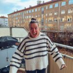 Ina Svenningdal Instagram - Annonse//sponset garn-oppskrift// @dreamknit 🐣 Assa hallo! Jeg har strikket denne genseren! Jeg tror jeg har strikket drømmegenseren fra @dreamknit ☀️ «pepper sweater» med striper og forskjellige teknikker så ser man kjapt fremgang og den er sååå gøy å strikke! Kommer til å bli en genser for hver dag i uka, hele året☀️ Og jeg skal definitivt prøve strikkeverktøyet deres på hjemmesiden, hvor du kan designe din helt egen genser i det garnet du selv vil strikke i, og lage din helt unike genser/vest!☀️