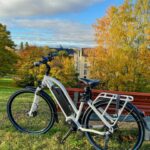 Ina Svenningdal Instagram - Reklame// @buddy.bike 🍁 (Rabattkode følger) Hils på BETTYBIKE🤍 Høsten er kommet for fullt og det er perfekt med litt sol, frisk luft i fjeset og en sykkeltur🍁 OG med rabattkoden «ina5000» får du nå 5000,- i rabatt på modellen BuddyC6 som jeg har! Som jeg ELSKER! (Koden varer ut Oktober) 🤍 Og for dere vintersyklister der ute, så har BuddyBike en enkel løsning på deres hjul, så du får kjøpt ekstra trekk med glidelås til både terreng, og med pigger til de ekstra glatte månedene! 🍁 GOD TUR!