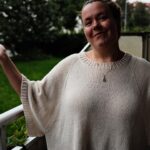 Ina Svenningdal Instagram - Ad// @dreamknit HAPPY KNITTER!!🥹 Jeg har laget egen genser i designerverktøyet til dreamknit og fått akkurat det jeg ønsker meg, i det mest perfekte garnet fra @un_told.no «cotton merino»🩷 OG jeg har lært meg å «blokke» strikketøy! Det er den BESTE hacken, og det blir så pent! Count the stitches if u dare!!