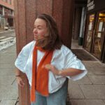 Ina Svenningdal Instagram - Samarbeid// @dreamknit Jeg har vært så heldig å få lage dette skjerfet sammen med @dreamknit 🧡 «Frosty Scarf» er enkelt å strikke på veien, eller et prosjekt for sofakveldene, og er helt perfekt nå mot våren🧡 Klikk deg inn på linken i bio for å se og kjøpe oppskrift🧡