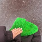 Ina Svenningdal Instagram - Reklame// @dreamknit 💚 vinteren varer og varer, men heldigvis har vi ting som kan holde oss varme! Hos @dreamknit kan man enkelt designe sin egen lue (og genser) i det garnet man selv ønsker, og det er en perfekt mulighet til å få unna litt restegarn💚 Med koden «INA25» for du 25% rabatt ut helgen i nettbutikken, så du kan lage det du selv ønsker av strikkegodis💚