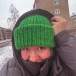 Ina Svenningdal Instagram - Reklame// @dreamknit 💚 vinteren varer og varer, men heldigvis har vi ting som kan holde oss varme! Hos @dreamknit kan man enkelt designe sin egen lue (og genser) i det garnet man selv ønsker, og det er en perfekt mulighet til å få unna litt restegarn💚 Med koden «INA25» for du 25% rabatt ut helgen i nettbutikken, så du kan lage det du selv ønsker av strikkegodis💚