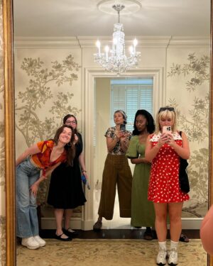 Indira Varma Instagram - #DC dump #Whitehouse 
you’ve been amazing. Thank you for having us 
What a brilliant city! And what an amazing company to experience it with ❤️
I still have my embossed paper towel from the whitehouse loos