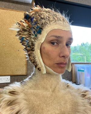 Indira Varma Instagram - Well that was a HOOT! 
4 hours of makeup at the crack but with a super lovely super skilled makeup and prosthetics team… @rebeccabmakeup @cinziaartistry @rebzfx including this flock of birds @ashleyactor5678 @peforman @nancy_brabin_platt @camillaiko and of course the gorgeous @grofffsauce , adorable @milliegibbo and mighty @ncutigatwa 
Thanks for allowing me to unfurl my talons and be utterly ridiculous @benchessell & for the ace role @russelltdavies63 🐦🪶🐦🪶 
@bbcdoctorwho @disneydoctorwho 
I❤️Wales