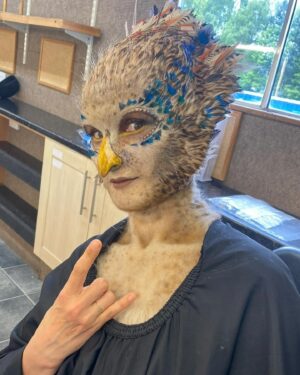 Indira Varma Instagram - Well that was a HOOT! 
4 hours of makeup at the crack but with a super lovely super skilled makeup and prosthetics team… @rebeccabmakeup @cinziaartistry @rebzfx including this flock of birds @ashleyactor5678 @peforman @nancy_brabin_platt @camillaiko and of course the gorgeous @grofffsauce , adorable @milliegibbo and mighty @ncutigatwa 
Thanks for allowing me to unfurl my talons and be utterly ridiculous @benchessell & for the ace role @russelltdavies63 🐦🪶🐦🪶 
@bbcdoctorwho @disneydoctorwho 
I❤️Wales
