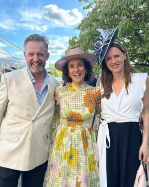 Indira Varma Instagram - Afternoon tea at Bucky Palace celebrating Uk creative Arts invited by @royalacademyofdramaticart 

I’ve never see so many ladies in hats and fascinators; such impeccably slug free Hostas and actual Beefeaters doing their thing.
I didn’t see any of the Royals as I was entranced by the gardens and cake and seeing lovely friends….
@debs_paterson @madamaustin @lolita.chakrabarti @sabinaharper accompanied by CT💛💚🩷

Thank you @katesinclair___ 
For sorting appropriate wear-
👗 @alemais.official & @ardunnagency 
🥿 @louboutinworld 
💼 @jimmychoo 
👒 @jtmillinery 
💎 @rogervivier 

My 😎 @carlacolour
