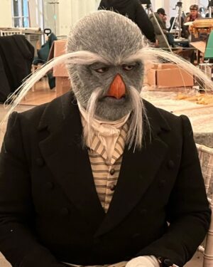 Indira Varma Instagram - Well that was a HOOT! 
4 hours of makeup at the crack but with a super lovely super skilled makeup and prosthetics team… @rebeccabmakeup @cinziaartistry @rebzfx including this flock of birds @ashleyactor5678 @peforman @nancy_brabin_platt @camillaiko and of course the gorgeous @grofffsauce , adorable @milliegibbo and mighty @ncutigatwa 
Thanks for allowing me to unfurl my talons and be utterly ridiculous @benchessell & for the ace role @russelltdavies63 🐦🪶🐦🪶 
@bbcdoctorwho @disneydoctorwho 
I❤️Wales