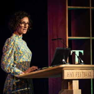 Indira Varma Instagram - @hayfestival -an afternoon of poetry that opens the heart and comforts the weary 
with the brilliant @williamsieghart prescribing @poetry_pharmacy_  chaired by the incredible @boycottrosie 
Readers- glorious @dwanlisa, @tim_rice_words & me.

Thanks to our incredible hosts  and to @o_pioneersuk for my lovely dress- delivering summer when the weather doesn’t…🌞