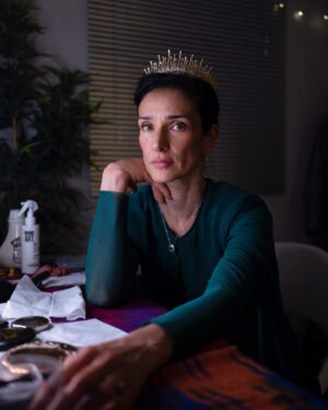 Indira Varma Instagram - “Look like th’innocent flower, but be the serpent under’t”

@indiravarma as Lady Macbeth 

#Backstage #LadyMacbeth #Shakespeare #IndiraVarma #Macbeth Portrait #FredericAranda