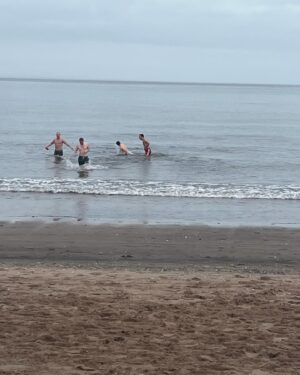Indira Varma Instagram - The absolute best day @soulwatersauna #portobellobeach 
Icy sea dips, Karel smacking us with birch twigs, felt elf hats, and clove scented steam… then a fire on the beach and delicious fishy feast at #Shrimpwreck

Thank you Edinburgh you’ve been ace 🏴󠁧󠁢󠁳󠁣󠁴󠁿