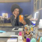 Indira Nascimento Instagram - Atriz ou jornalista? A arte imita a vida, ou será a vida que imita a arte? Eu que abandonei a carreira de repórter para me tornar atriz, interpreto uma jornalista na primeira temporada da série ‘O Negociador’, disponível na @primevideo. Eu amei participar desse projeto, dirigido pela @belvaliante e protagonizado pelos queridos @eumalvinosalvador e @barbaraareis. Quem não viu ainda, vale a pena assistir! #tbt