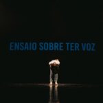 Indira Nascimento Instagram - DIA MUNDIAL DO TEATRO, e eu não poderia deixar de falar para vocês da minha peça, ENSAIO SOBRE TER VOZ. O TEATRO é o meu lugar preferido no mundo, é lá que a Magia e a Cura da nossa alma acontece. Viva o TEATRO, hoje e para todo sempre!