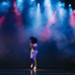Indira Nascimento Instagram - DIA MUNDIAL DO TEATRO, e eu não poderia deixar de falar para vocês da minha peça, ENSAIO SOBRE TER VOZ. O TEATRO é o meu lugar preferido no mundo, é lá que a Magia e a Cura da nossa alma acontece. Viva o TEATRO, hoje e para todo sempre!