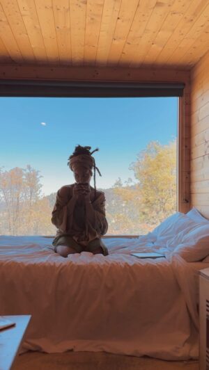 Indy Srinath Instagram - I’m a getaway girlie now 💅🏾 don’t get me wrong I still love a good backwoods camp site, but honestly this little cabin was a perfect mix of convenient luxuries (a shower and mini fridge are  luxurious to me, okayyy!!) and outdoor access (that window, though! 😮‍💨). If you’re an introvert like me, sometimes solo camping can get a little… interesting. But having my little cabin community to come back to after a day of foraging was just *chefs kiss*. Where are your favorite places to solo travel? Booking my next trip nowwwww! 
@getawayhouse #getawayoften 
.
#solotravel #travelgram
