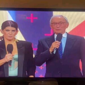 Inês Lopes Gonçalves Instagram - Até ao momento ainda não foi possível apurar quem estava mais feliz: se a Inês de sábado que subiu ao palco do @festivaldacancao.rtp com Júlio Isidro, se a Inês de 1989 no Pão de Açúcar de Alfragide, estarrecida com a evidência de que Júlio Isidro não só era mesmo uma pessoa real como lhe assinou o seu "Histórias do Tio Julião". 
Disse-me assim, nunca mais me esqueci: "a minha filha também se chama Inês". Mal sabia que ia passar a ter duas.