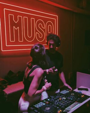 Inês Lopes Gonçalves Instagram - Obrigada à @musademarvila e a quem foi dançar connosco ontem por nos aceitarem, amarem e respeitarem como os djs medíocres, porém bem intencionados (e bem exibicionistas, pelos vistos) que fomos. 
E ao @ivocosta, muso de todos os dias, rei do groove, mestre dos moves, "you are the apple of my eye" ❤️