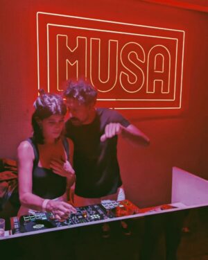 Inês Lopes Gonçalves Instagram - Obrigada à @musademarvila e a quem foi dançar connosco ontem por nos aceitarem, amarem e respeitarem como os djs medíocres, porém bem intencionados (e bem exibicionistas, pelos vistos) que fomos. 
E ao @ivocosta, muso de todos os dias, rei do groove, mestre dos moves, "you are the apple of my eye" ❤️