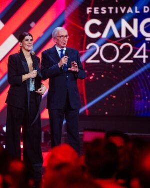 Inês Lopes Gonçalves Instagram - Até ao momento ainda não foi possível apurar quem estava mais feliz: se a Inês de sábado que subiu ao palco do @festivaldacancao.rtp com Júlio Isidro, se a Inês de 1989 no Pão de Açúcar de Alfragide, estarrecida com a evidência de que Júlio Isidro não só era mesmo uma pessoa real como lhe assinou o seu "Histórias do Tio Julião". 
Disse-me assim, nunca mais me esqueci: "a minha filha também se chama Inês". Mal sabia que ia passar a ter duas.