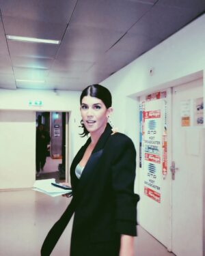 Inês Lopes Gonçalves Instagram - O @wandson faz as redes do Festival mas se pedirem com jeitinho também faz as vossas. #pagueifinos
Para que tudo isto aconteça precisamos das ideias da @paulafarraia, dos brincos espectaculares que faz a @manzonivera (sem nunca importar que eu nunca os use aos pares), dos pincéis da @laranetomakeup e do secador do @ffabricioamonteiro. Obrigada 🩶