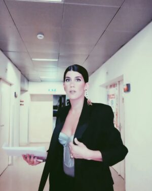Inês Lopes Gonçalves Instagram - O @wandson faz as redes do Festival mas se pedirem com jeitinho também faz as vossas. #pagueifinos
Para que tudo isto aconteça precisamos das ideias da @paulafarraia, dos brincos espectaculares que faz a @manzonivera (sem nunca importar que eu nunca os use aos pares), dos pincéis da @laranetomakeup e do secador do @ffabricioamonteiro. Obrigada 🩶