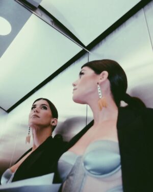 Inês Lopes Gonçalves Instagram - O @wandson faz as redes do Festival mas se pedirem com jeitinho também faz as vossas. #pagueifinos
Para que tudo isto aconteça precisamos das ideias da @paulafarraia, dos brincos espectaculares que faz a @manzonivera (sem nunca importar que eu nunca os use aos pares), dos pincéis da @laranetomakeup e do secador do @ffabricioamonteiro. Obrigada 🩶